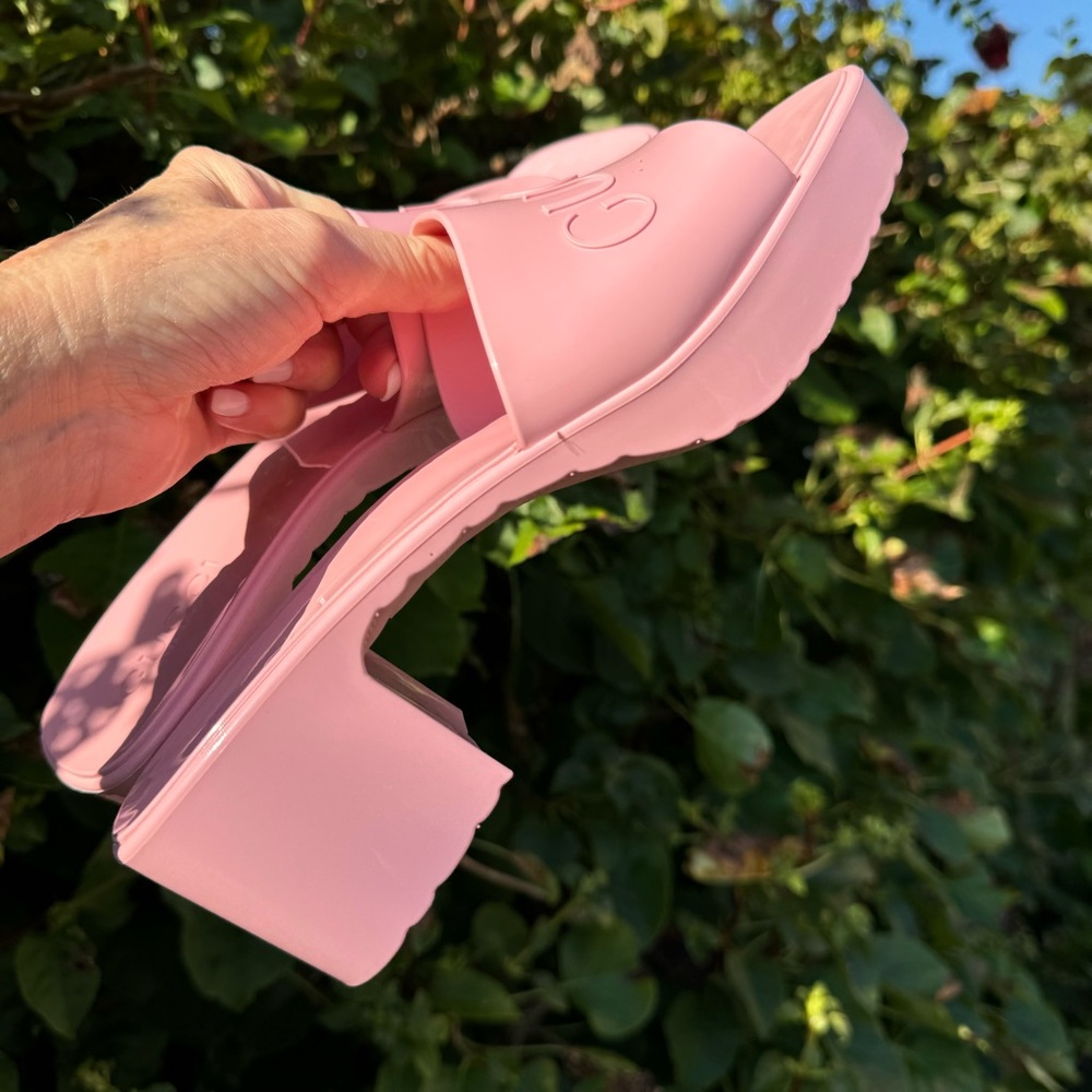 GUCCI Pink Rubber GG Platform Slide Sandals - Picture 14 of 16